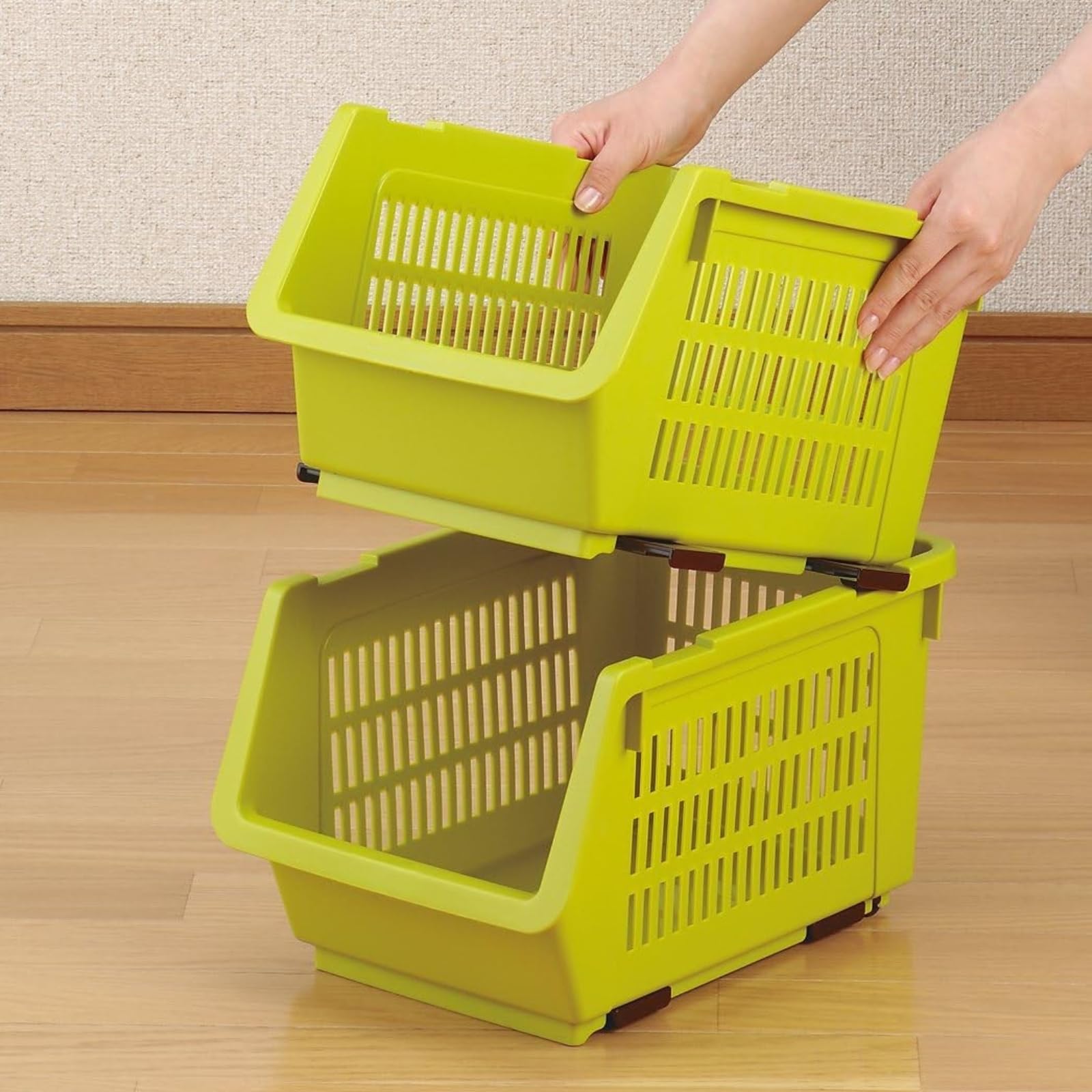 積み重ね可能な収納棚